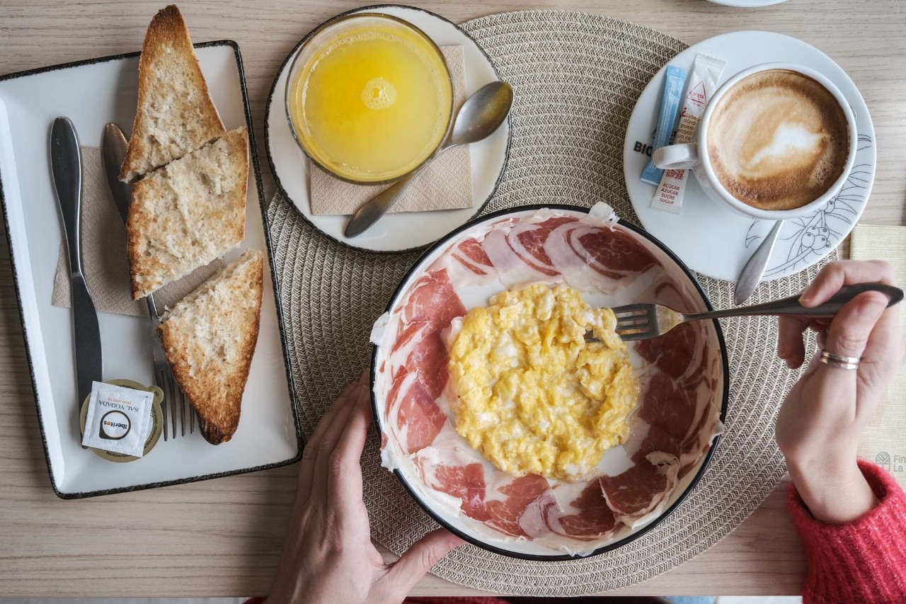 Huevos revueltos con paleta ibérica.