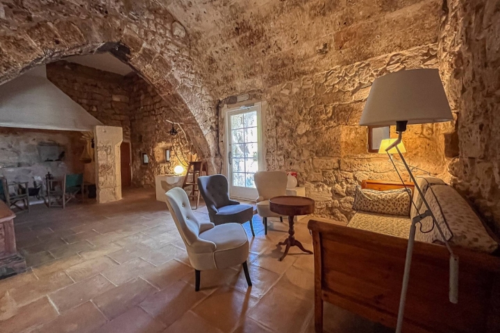 Salón con un arco bizantino