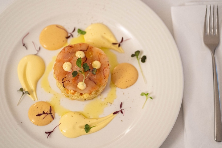 Hotel Alcaufar Vell Menorca patatas mahonesas con gambas