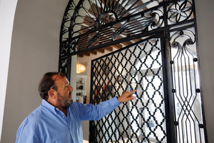 Puerta de hierro del hotel Albariza (Sanlúcar de Barrameda)