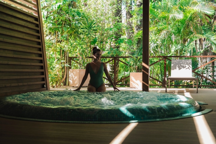Un jacuzzi entre palmeras.