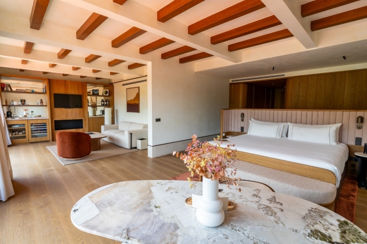 En el interiorismo no faltan las maderas y el mármol.