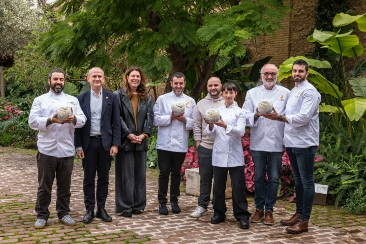 Los cuatro restaurantes galardonados con el premio Sol Sostenible #AlimentosdEspaña 2026, junto a José Miguel Herrero, director General de Alimentación, y María Ritter, directora de Guía Repsol, en los jardines de Bombas Gens (Valencia).