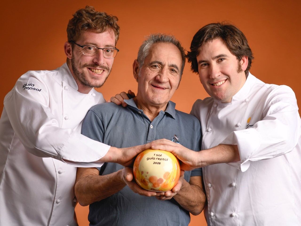 Roberto y Pedro Fuertes, de El Bar Valladolid, y el jefe de cocina, Sergio Matilla.