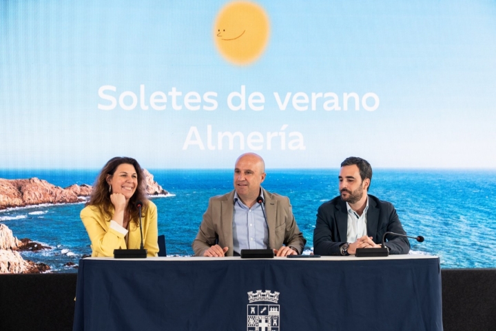 María Ritter, directora de Guía Repsol; José Antonio García Alcaina es el presidente de la Diputación Provincial de Almería; y Carlos Sánchez López, Diputado de Promoción Agroalimentaria de Almería.