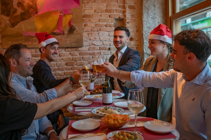 Mítico BarAlcachofa de Huétor Tajar, morcilla achorizada de Carchelejo, vinos Paraje de Mincal y Diez días de marzo. Brioche de pringá vajilla de Granada.