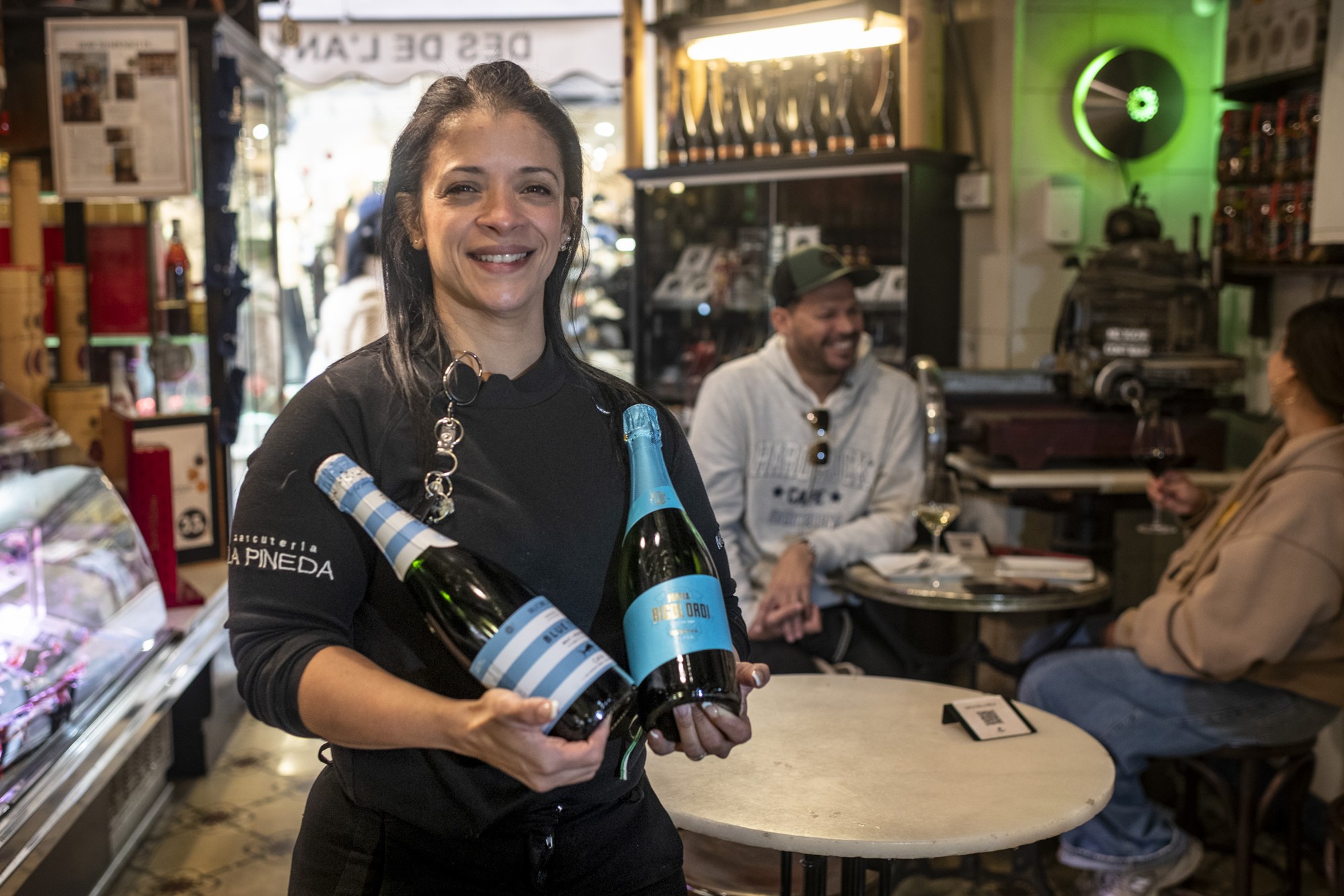 En ‘Xarcutería Pineda’, además de embutidos, quesos y conservas de calidad, también sirven buenos espumosos que puedes llevar a casa para celebrar las fiestas. Foto: Alfredo Cáliz