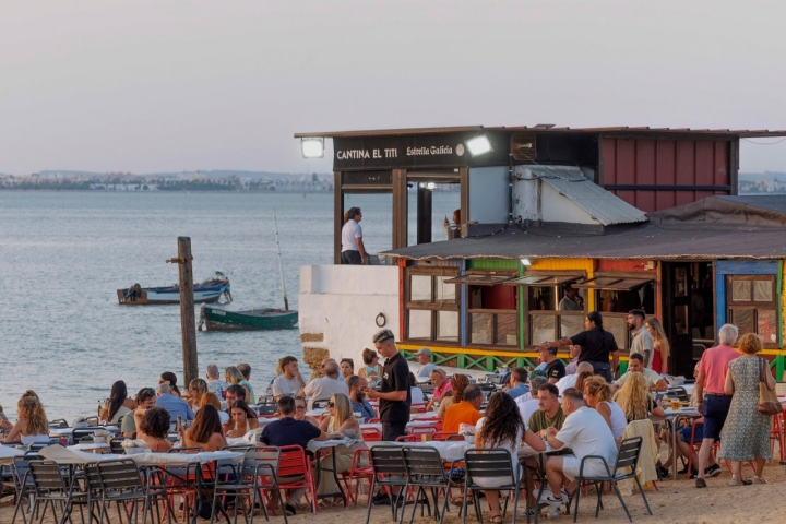 ‘Cantina El Titi-El Bartolo’, con los pies en la arena y frente a la bahía de Cádiz desde 1934. Foto: Juan Carlos Toro