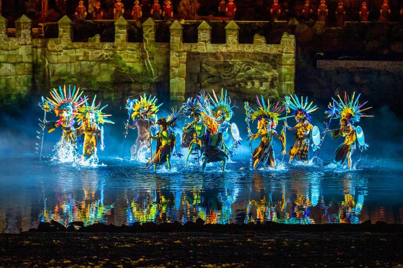 Entre actores, jinetes y acróbatas, unas 185 personas salen al escenario en cada pase. Foto: Puy du Fou.