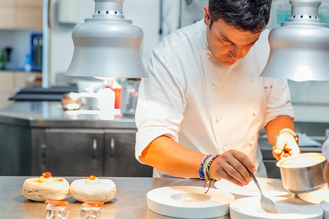 Alberto ultimando el plato de huevo con tartar de carabinero.