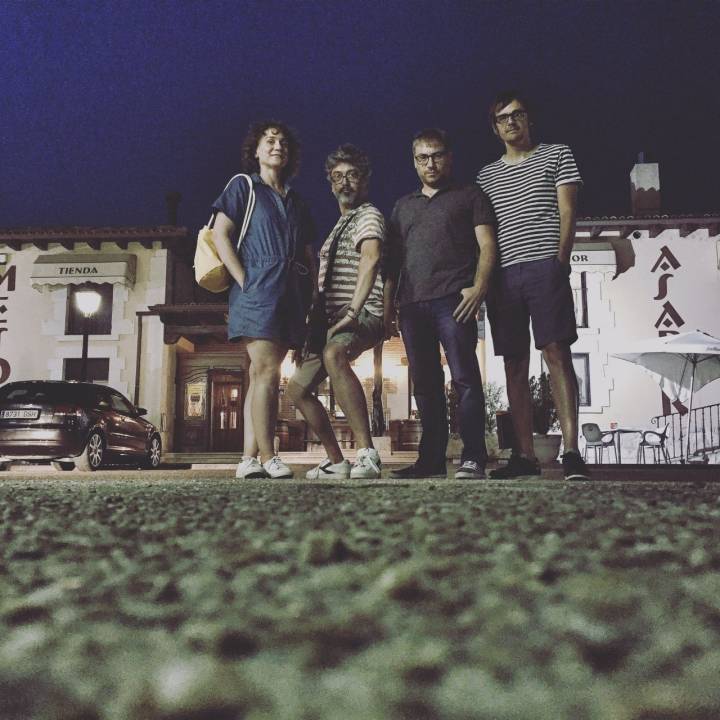 El grupo frente al Lagar de Milagros, uno de sus imprescindibles en ruta. Foto: LKan.