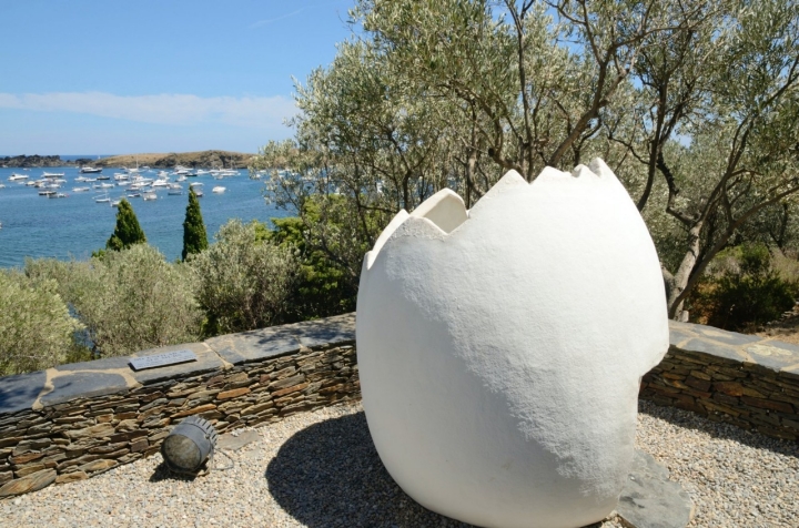 Escultura de huevo en el jardín de la casa del verano del pintor Dalí en Portlligat