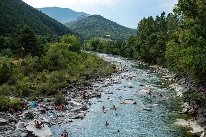 Pozas del río Ara río con bañistas