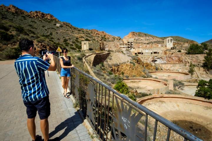 Desde el mirador es posible ver los inmensos tanques lavadores que antes separaban el oro de los otros materiales.