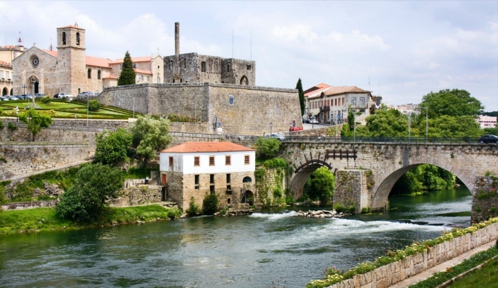 Puente medieval sobre el río Cávado, ruinas del Palacio del Conde de Barcelos y la iglesia de Santa María Maior al fondo.