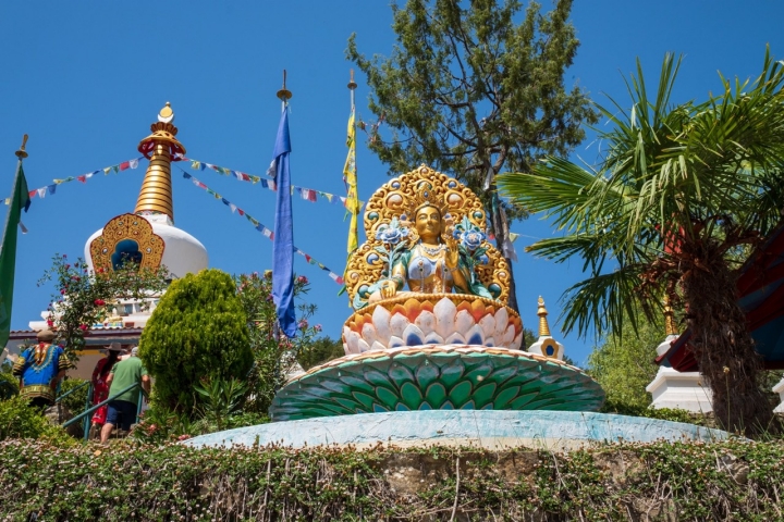 Centro Budista Dag Shang Kagyu (Panillo, Huesca) buda patio
