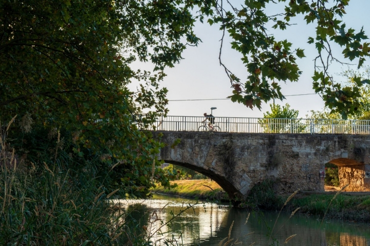 Hay infinidad de puentes, nuevos y antiguos, uniendo ambas orillas.