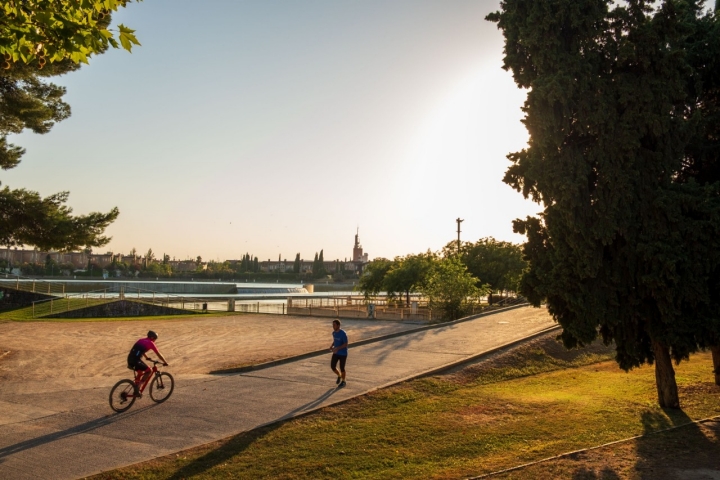 Por el canal van tanto ciclistas de paseo como otros con espíritu más deportivo.