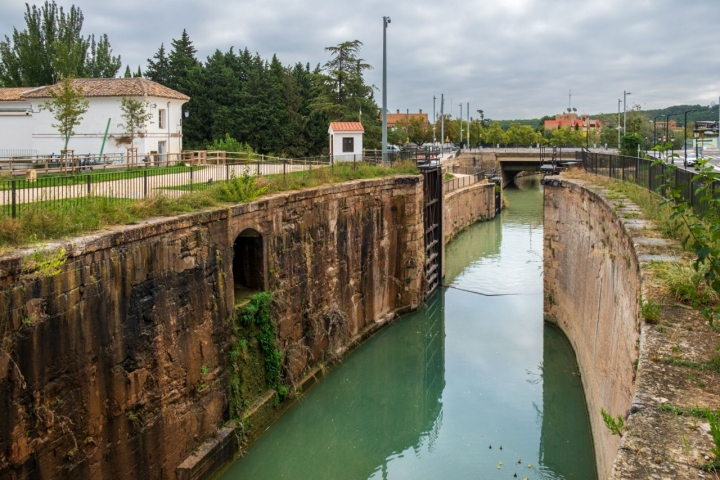Las esclusas y la casa blanca que da nombre a este barrio al sur de la ciudad.