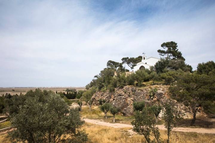 En lo alto de la Muntanyeta dels Sants, la Ermita de los Santos de Piedra, patronos de los agricultores.