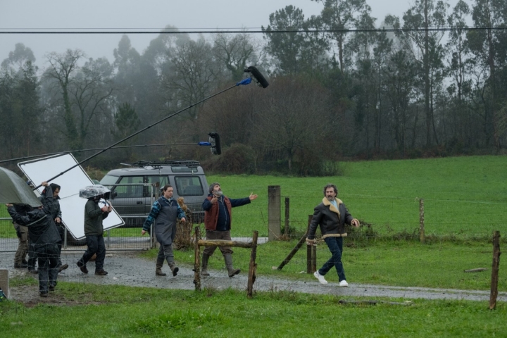 ANIMAL SALVAJE. Lucía Veiga as Loles, Pepo Suevos as Fermín, Luis Zahera as Antón in episode 03 of ANIMAL SALVAJE. Cr. Jaime Olmedo/Netflix © 2024