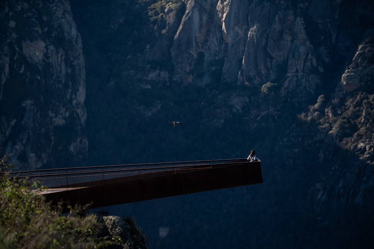El lugar permite disfrutar del vuelo de las aves rapaces surcando el cielo.