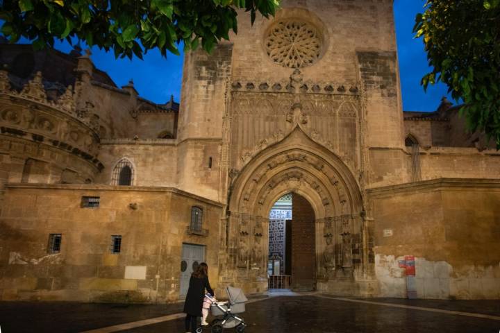 puerta de los apostoles de la catedral de murcia