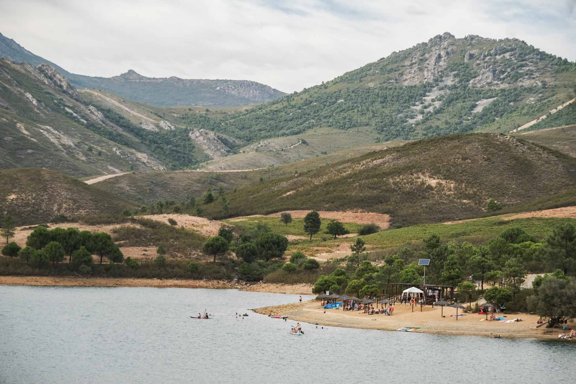 Vista de toda la playa con las montañas al fondo.