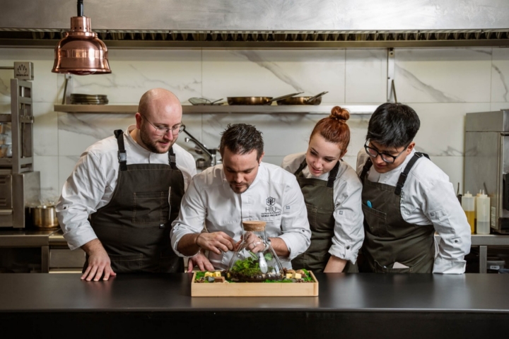 El equipo del restaurante HIU.