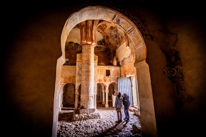 Según informan, la ermita se construyó sobre una roca entera.