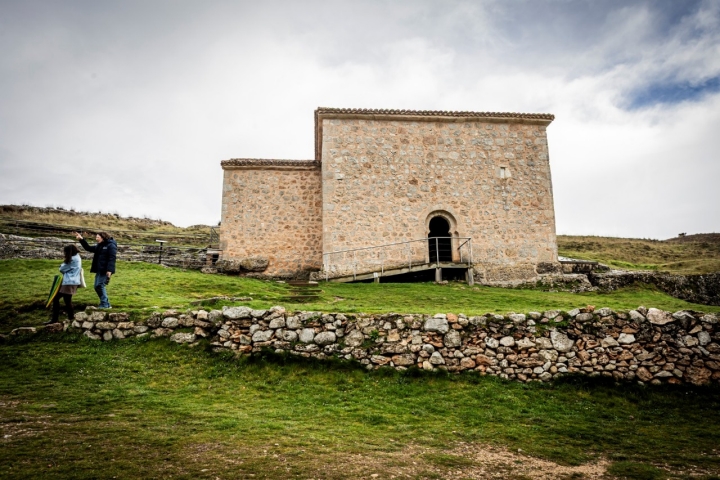 San Baudelio desde fuera, muy discreta.