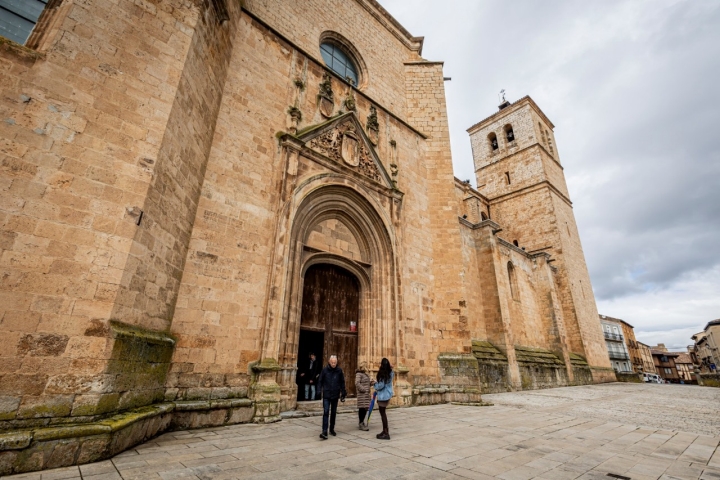 La portada de la colegiata tampoco da muchas pistas sobre el interior.