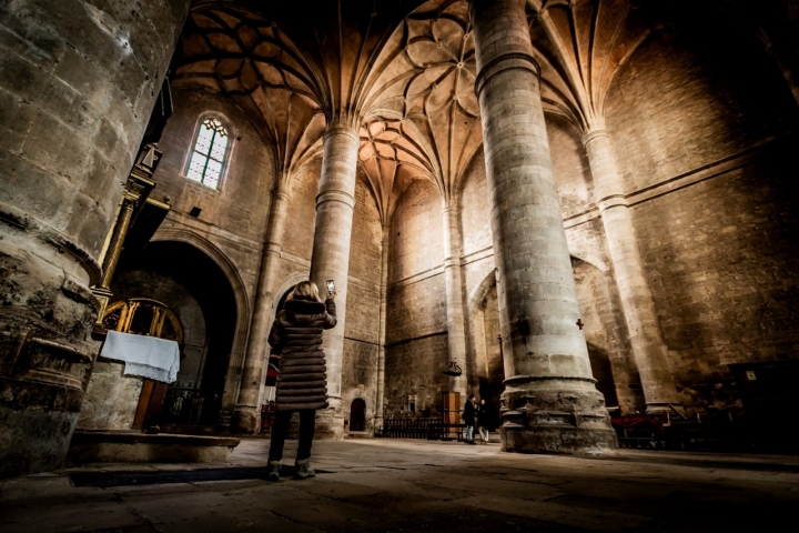 Las columnas lisas renacentistas y los nervios de la bóveda gótica merecen una foto.