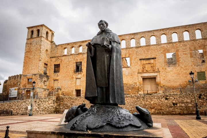La tortuga y el caimán, a los pies de Fray Tomás.