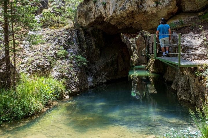 Ruta Barranco de la Hoz hombre en pasarela