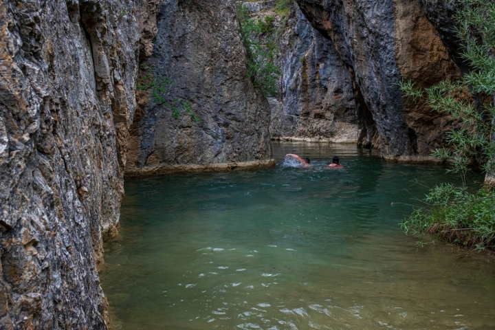 Ruta Barranco de la Hoz bañistas nadando