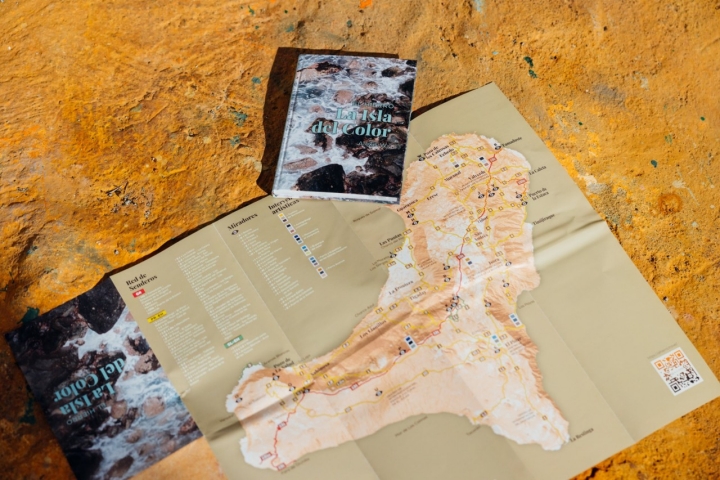 Libro La isla de color y plano de la isla de El Hierro