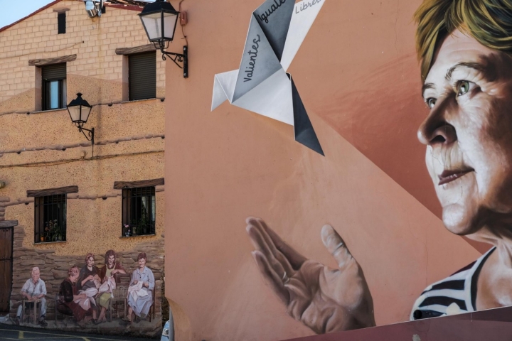 Dos murales, el primero un homenaje a la mujer contra la violencia de género; el segundo, las mujeres sentadas al fresco.