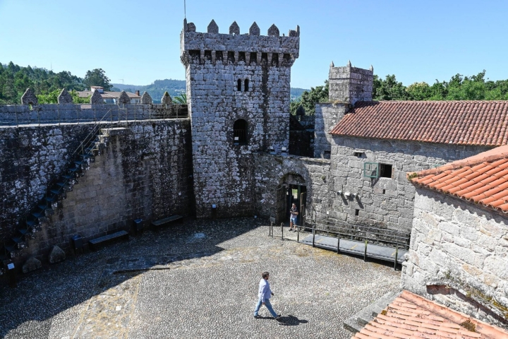El patio de armas de este castillo es uno de los mejor conservados de la comunidad..