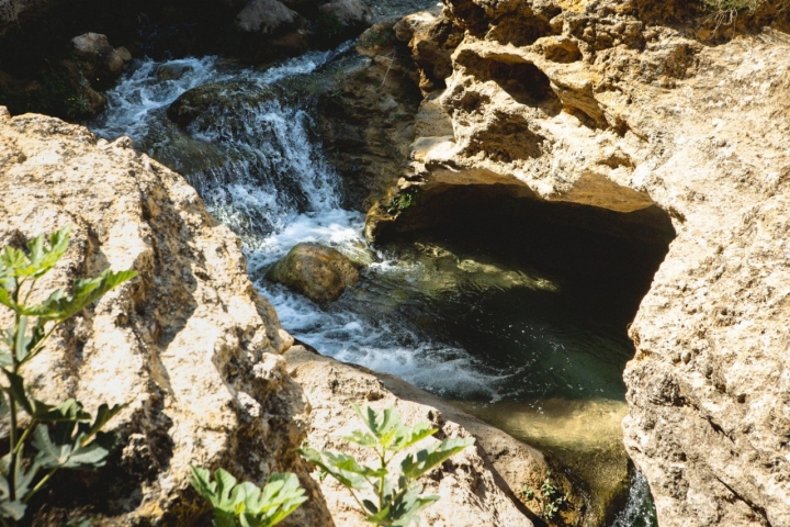 El rumor del agua te acompaña en todo el camino.