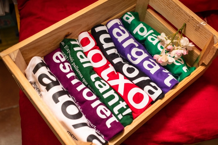 Camisetas con palabras en pallarés en la tienda Vida Làctia en Sort.