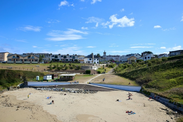 Bañistas en el arenal de la playa de Tapia de Casariego